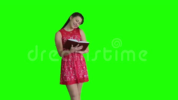 穿红裙子带书的女人视频的预览图