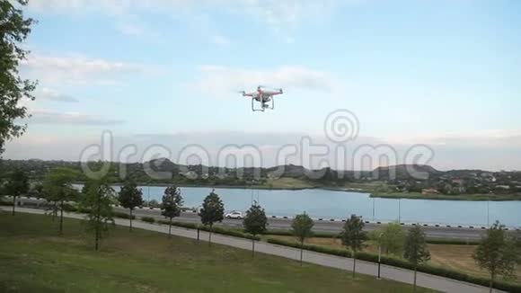 白色无人驾驶飞机四架飞机在蓝天上飞过河流视频的预览图