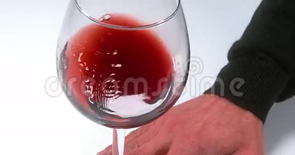 手拿一杯白背景红酒视频的预览图