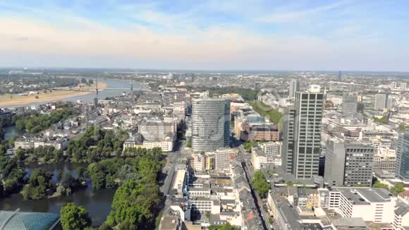 德国杜塞尔多夫航空景观在城市上空飞行视频的预览图