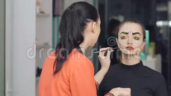 化妆师在工作室里给女孩做万圣节化妆视频的预览图