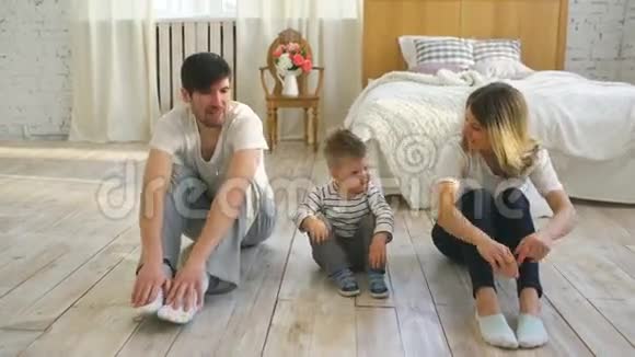 家庭在家里的卧室里做体操健康的生活教育视频的预览图
