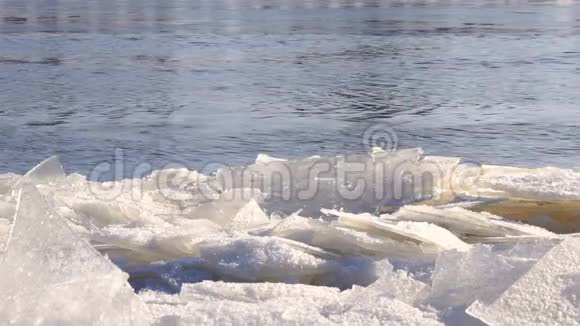 冰冷的河流有一小撮冰视频的预览图