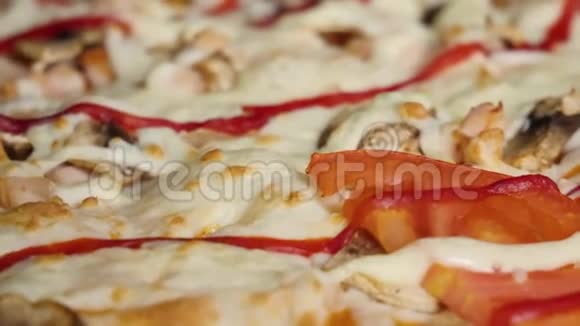 披萨背景奶酪特写框架宏观视野中的新鲜披萨披萨与莫扎雷拉火腿半樱桃番茄视频的预览图