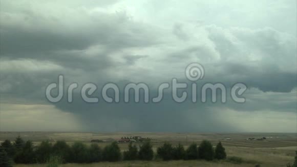 雨水和风暴云在乡村中翻滚视频的预览图