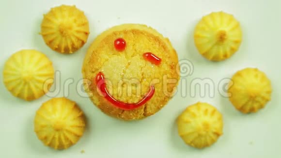 黄油饼干与烹饪油漆涂上了一个有趣的表情周围是小饼干在一个圆圈里运动视频的预览图