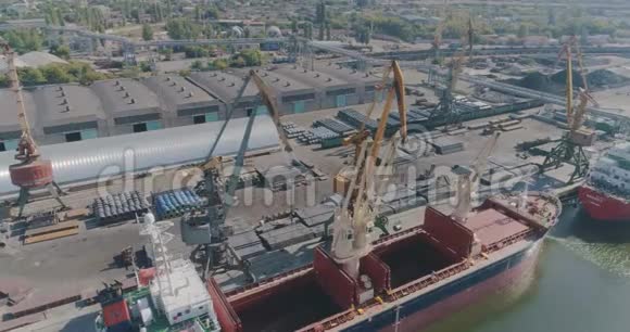 港口大型货船的俯视图把货物装在船顶上视频的预览图