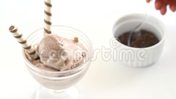 冰淇淋碗中的冰淇淋装饰着晶片卷撒上磨碎的巧克力视频的预览图