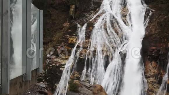 瀑布飞行水域在巴德加斯坦奥地利视频的预览图