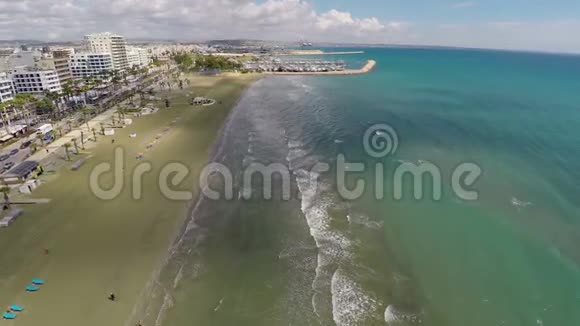 在地中海海滨的塞浦路斯度假胜地的奇妙鸟瞰暑假视频的预览图
