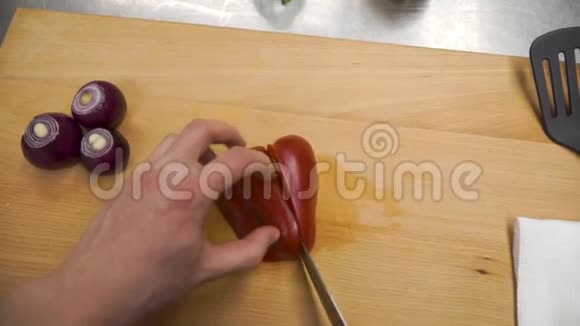 刀在木切割板上切红铃椒剪辑木切板上甜椒切芯拆卸视频的预览图