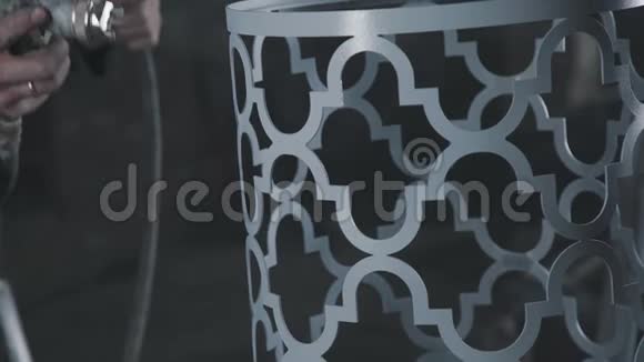 圆柱形状的装饰金属元素用喷雾器喷涂视频的预览图