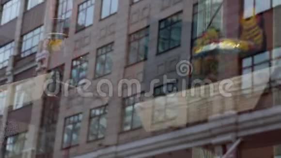 俄罗斯娃娃纪念品旋转玻璃倒影城视频的预览图