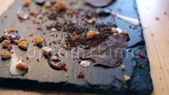 在巧克力甜点上喷上糖粉在餐馆里做视频的预览图