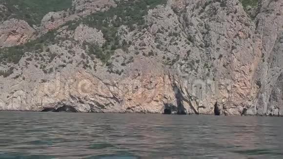 从海上看岩石乘船旅行视频的预览图