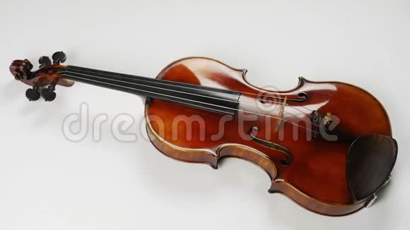 小提琴的俯视图和靠近它的弓在小提琴下鞠躬视频的预览图