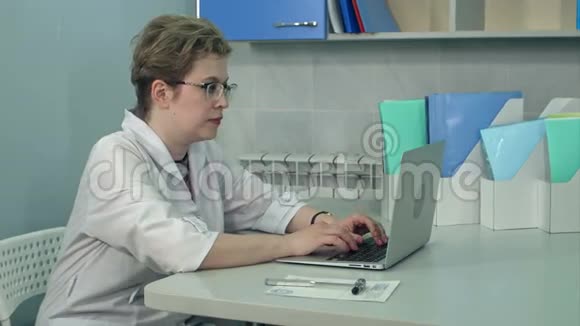 女医生在办公室里用眼镜打字视频的预览图
