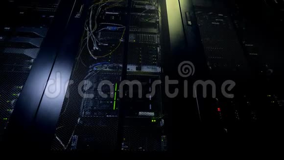 数据中心的网络服务器黑暗的服务器室视频的预览图