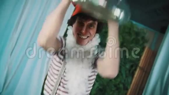 一个穿着侏儒服装的快乐男人把疲惫的破罐子举到头顶上视频的预览图