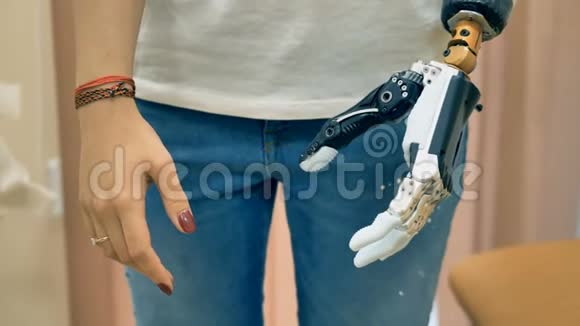 机器人假体臂连接到残疾妇女的手4K视频的预览图