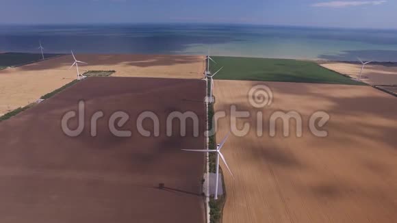 风力涡轮机生产生物能源的背景黄色景观从顶部航空测量视频的预览图