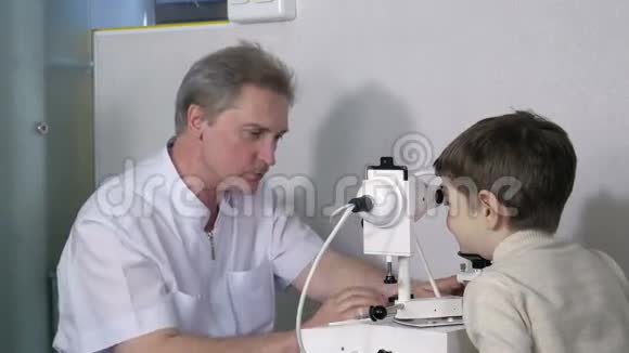 眼科检查验光师在考场与小男孩视频的预览图