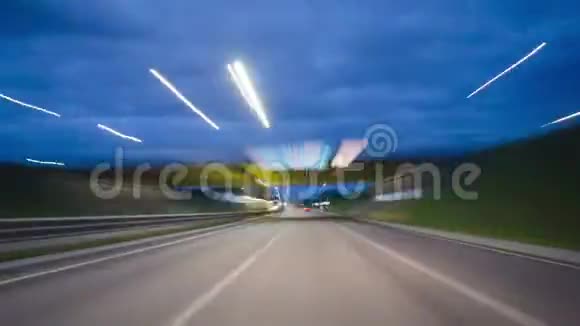 夜间在高速公路上旅行时间流逝视频的预览图