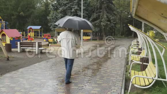 老人在雨天公园散步视频的预览图