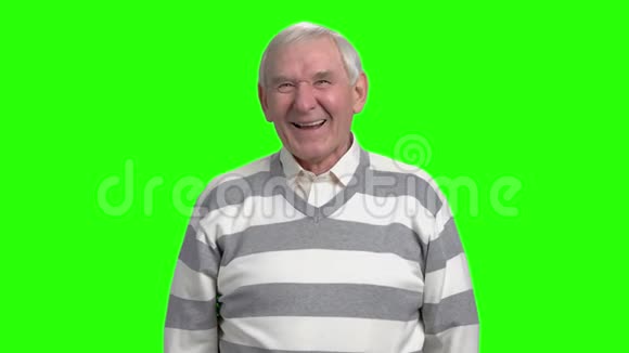 老人在绿色工作室里笑慢镜头视频的预览图