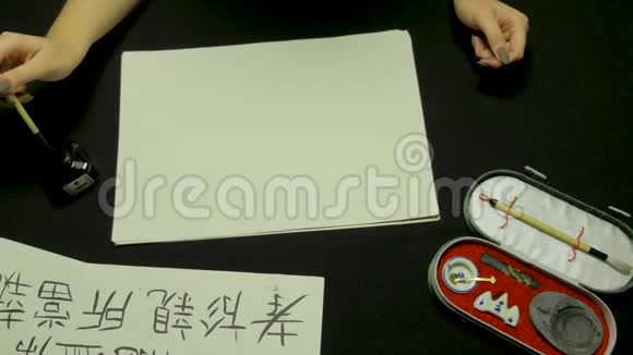 女人手写中国书法女性手握毛笔汉字视频的预览图