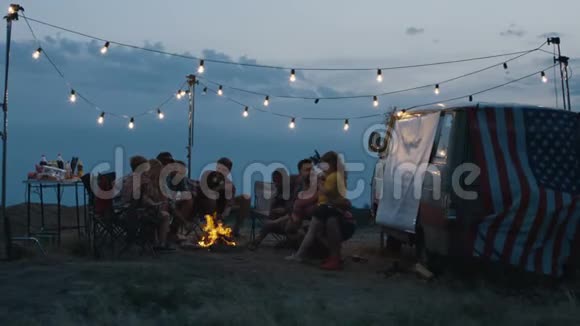 一群旅友在露营地煎香肠视频的预览图