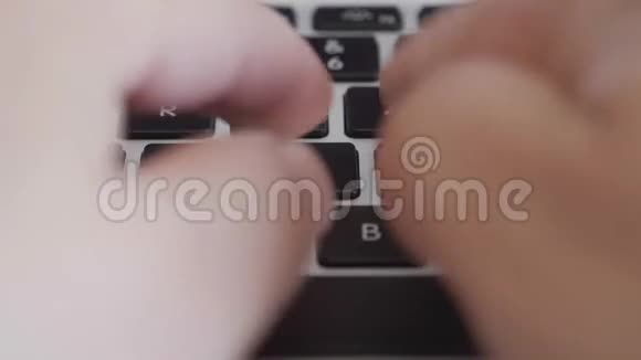 关闭键盘上的打字手视频的预览图