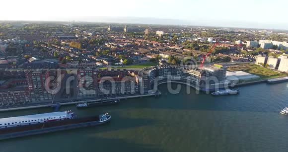 Dordrecht市河上帆船的俯视图视频的预览图