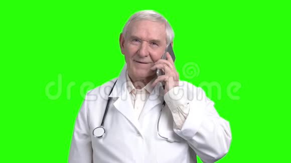 老笑医生在电话里说话视频的预览图