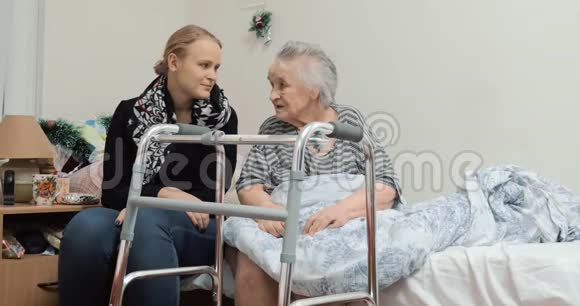 在医院看望年迈奶奶的成年孙女视频的预览图