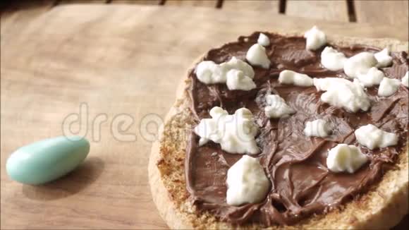 自制的巧克力榛子酱和五颜六色的糖果视频的预览图