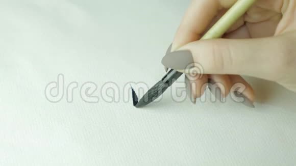 女人手写着中文象形文字女手握着毛笔书法汉字合上视频的预览图