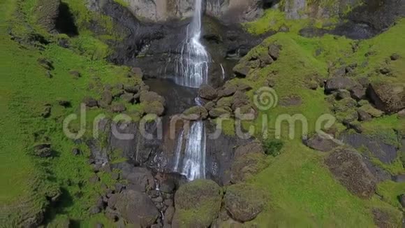 夏威夷瀑布的水顺着岩石流下来安德列夫视频的预览图