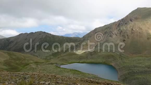 俄罗斯高加索的多拜国家公园山区的时光流逝湖景视频的预览图
