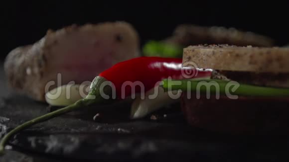 夹着培根和红胡椒的三明治视频的预览图
