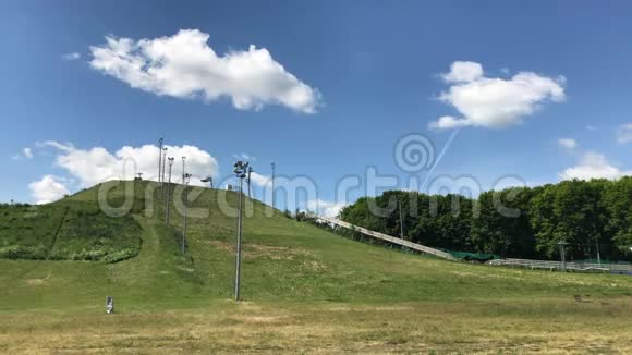 夏天从山上下降到滑雪场长满了绿草云浮在天空中视频的预览图