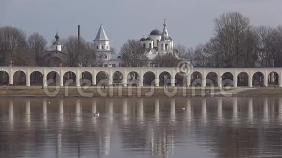四月天参观诺夫哥罗德的拱廊和寺庙俄罗斯视频的预览图