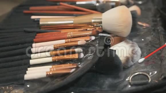 桌上化妆用不同刷子的工具包视频的预览图