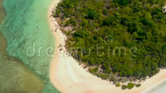 4菲律宾蔚蓝的海水和珊瑚礁环绕的小岛上的鸟瞰图视频的预览图