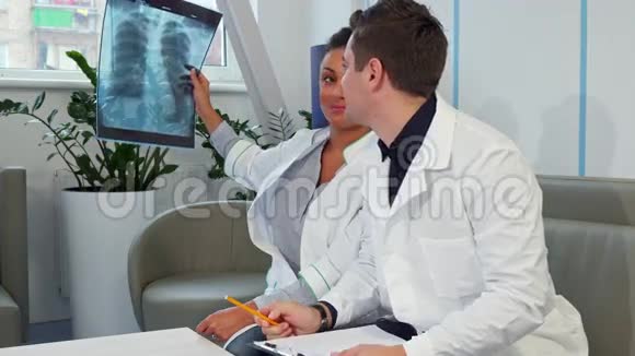 男医生在医院用X光检查视频的预览图