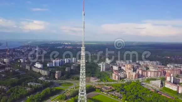 具有蓝天山景和城市景观背景的通信塔录像无线电塔的俯视图视频的预览图