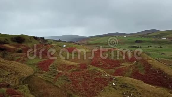 乌格苏格兰斯凯岛的仙女格伦空中景色视频的预览图