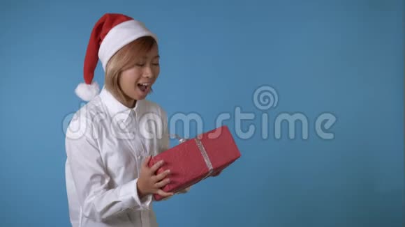 像圣诞老人这样的漂亮女孩拿着红盒子视频的预览图