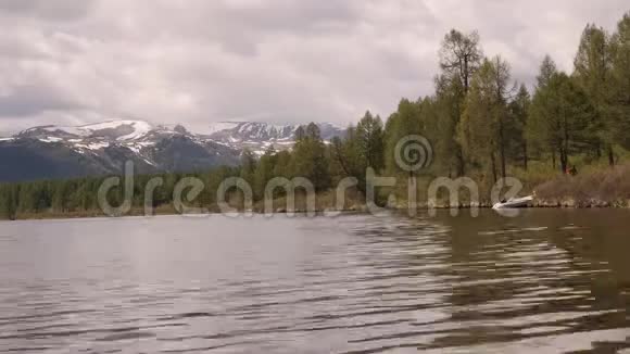 带雨云反射于水面的山湖时移景视频的预览图