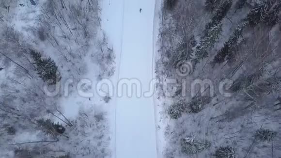 冬季滑雪板和滑雪滑雪斜坡空中射击飞行无人机视频的预览图